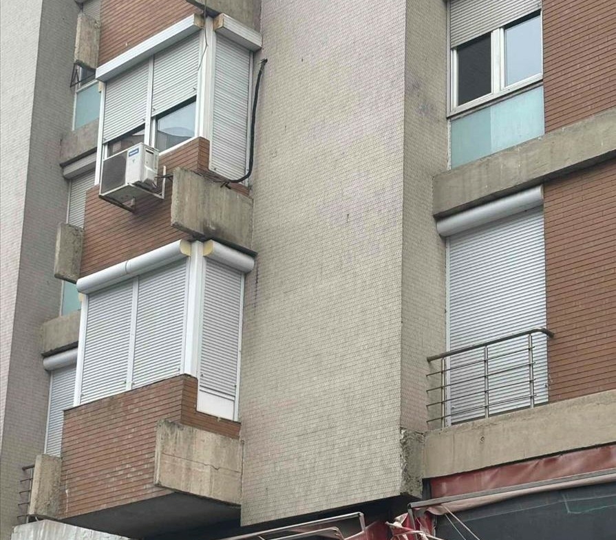 895